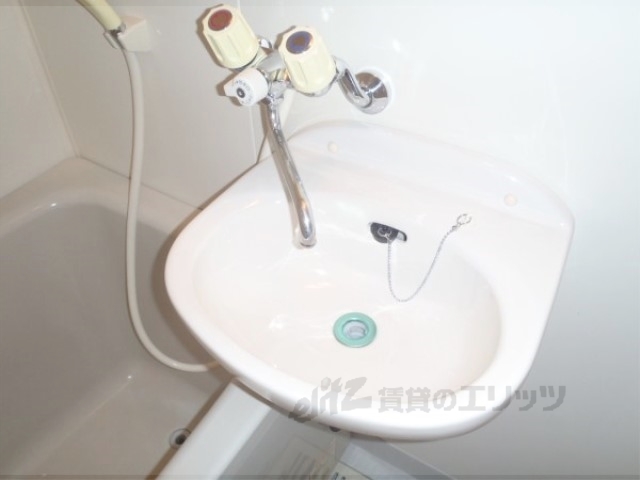 洗面設備　風呂・トイレ別となっております。