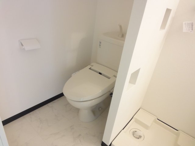 トイレ　同物件別号室のものです。