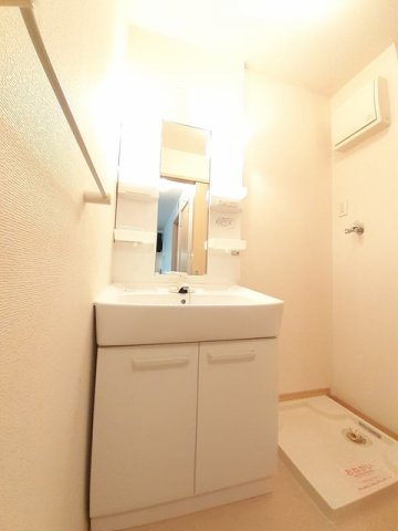 洗面設備　コンパクトで使いやすい洗面所