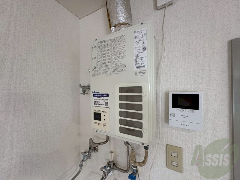 その他設備　こちらの給湯器でお湯をあたためてくれますよ