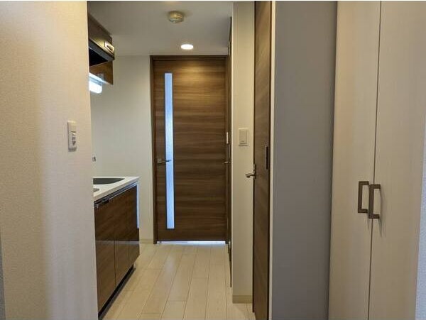 玄関　同物件別部屋写真