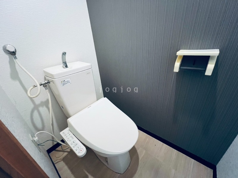 トイレ　嬉しい温水洗浄便座付きのトイレです。