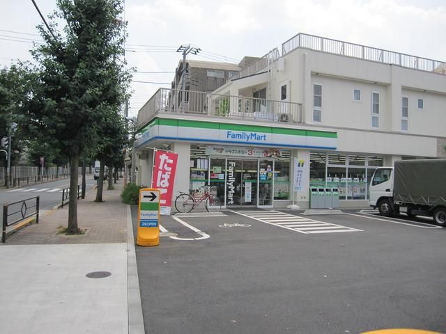 コンビニ　ファミリーマート（コンビニ）まで300m