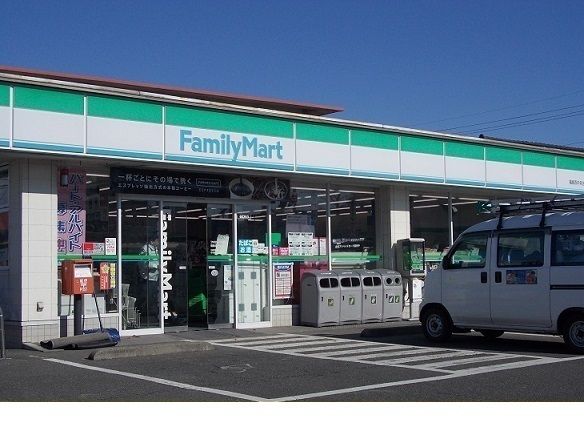 コンビニ　ファミリーマート福島西中央店（コンビニ）まで260m