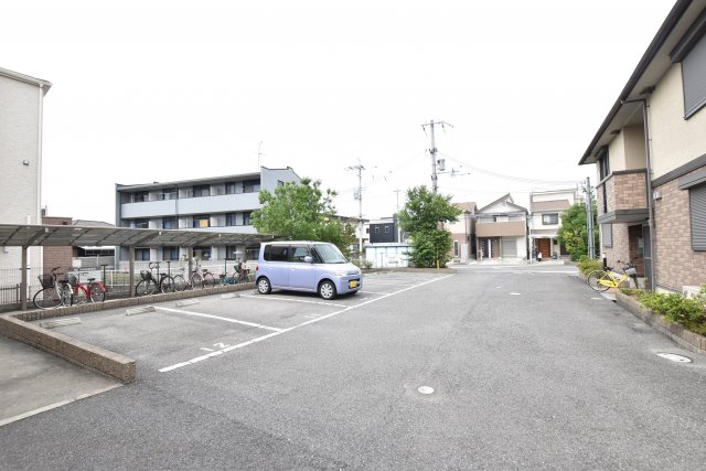 駐車場　駐車場があるので、車を買う予定の方も安心です