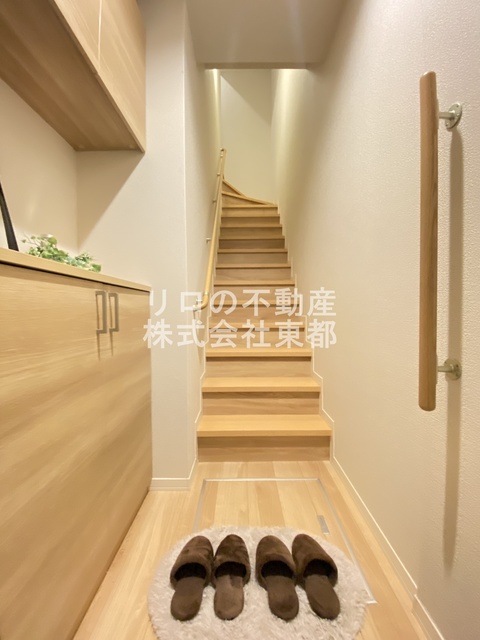 玄関　階段があるので玄関から直接お部屋を見られる心配がありません。