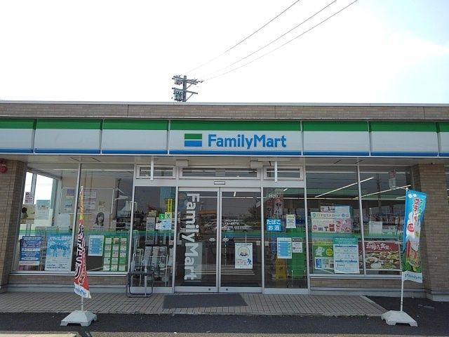 コンビニ　ファミリーマート（コンビニ）まで800m
