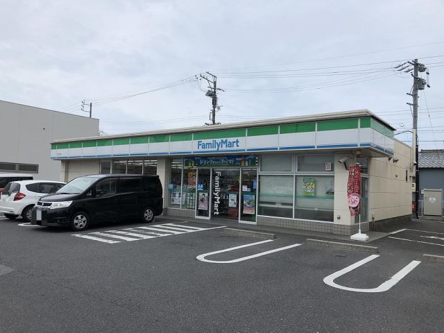 コンビニ　ファミリーマート（コンビニ）まで550m