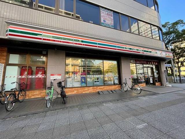コンビニ　セブンイレブン伊勢佐木長者町駅前店（コンビニ）まで358m