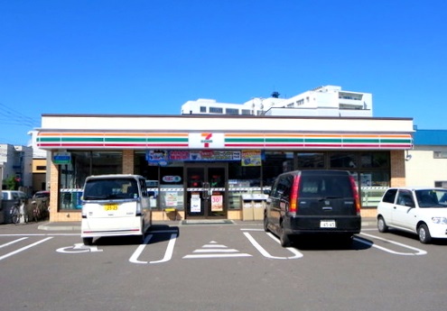 コンビニ　セブンイレブン札幌菊水5条店（コンビニ）まで242m