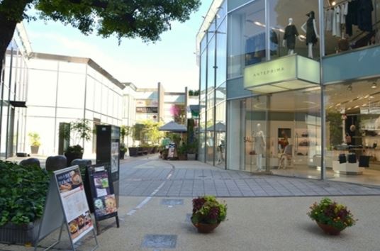 ショッピングセンター　GLASSAREA AOYAMA(グラッセリア青山)（ショッピングセンター）まで860m