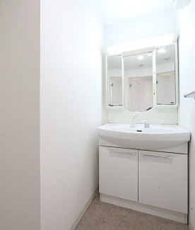洗面設備　※写真は同じマンションの違う部屋のものになります。