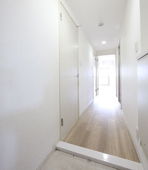 玄関　※写真は同じマンションの違う部屋のものになります。