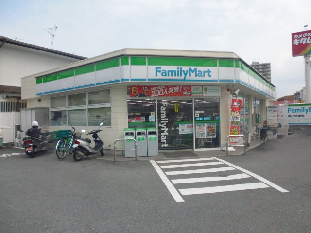 コンビニ　ファミリーマート 寝屋川初町店（コンビニ）まで221m