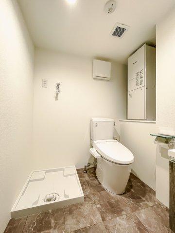 トイレ　落ち着いた色調のトイレです