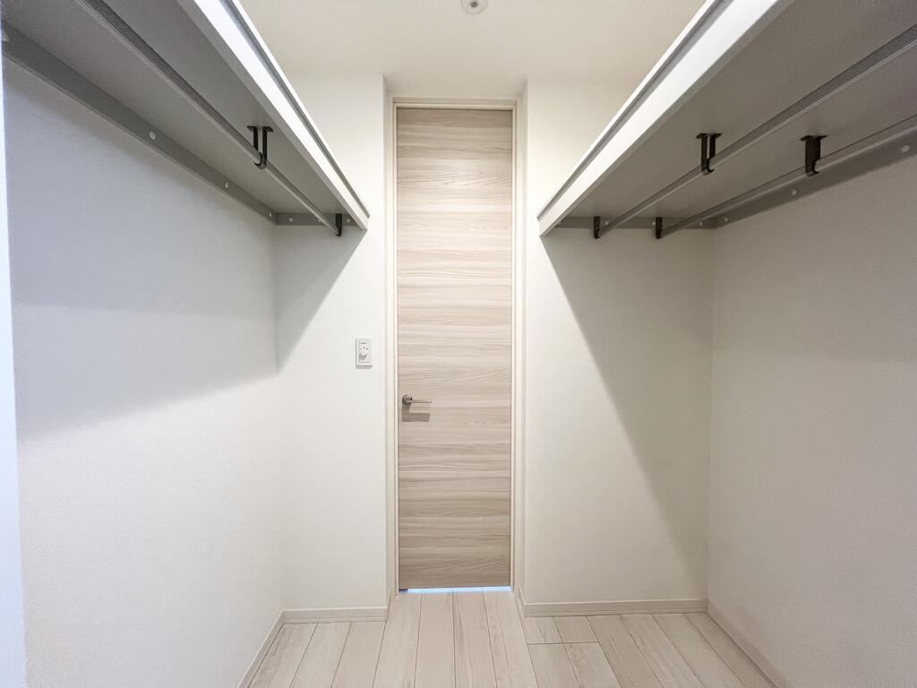 収納　洋室と洗面所を行き来できます