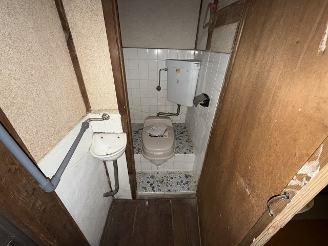 トイレ　落ち着いた色調のトイレです