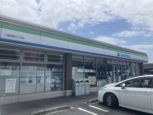 コンビニ　ファミリーマート八幡御開三丁目店（コンビニ）まで402m