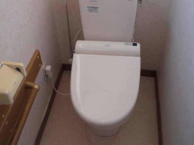 トイレ　人気のシャワー付きトイレです。