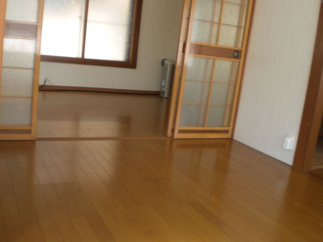 居室・リビング　窓が多く採光性のある明るいお部屋です。