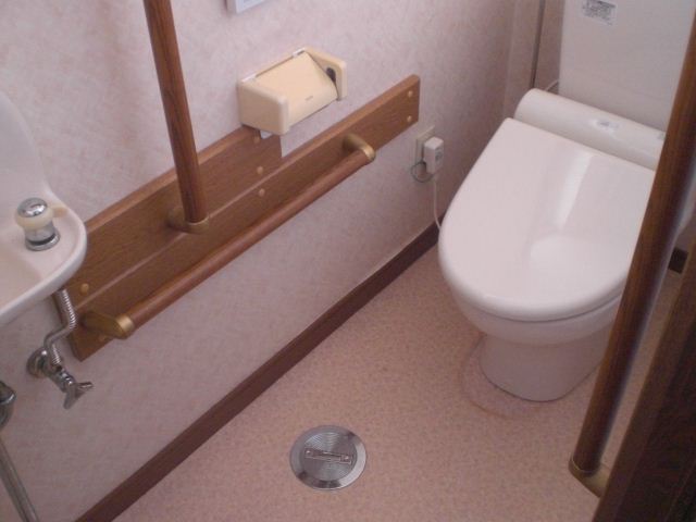 トイレ　人気のシャワー付きトイレです。