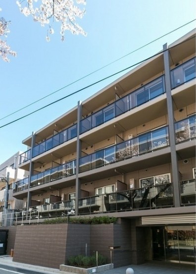 建物外観　鉄筋コンクリート造のがっちりとした建物。