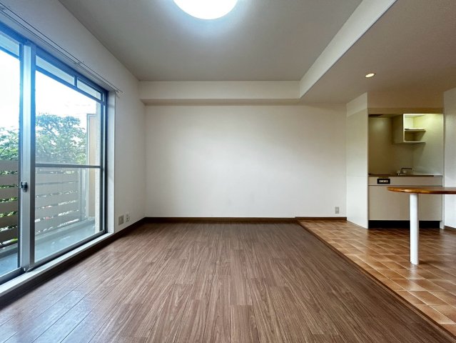 ペアコート仁川の居間写真