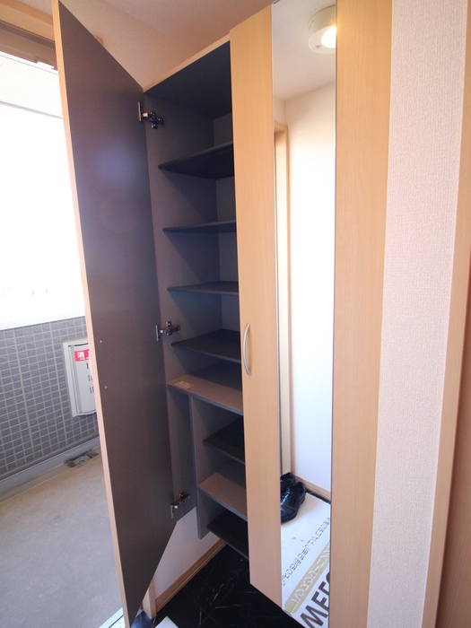 クレセント新町の玄関写真