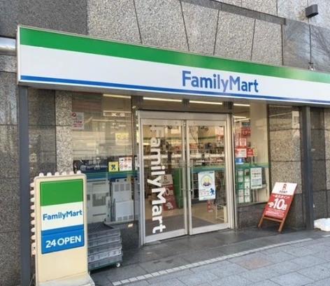 コンビニ　ファミリーマート 築地六丁目店（コンビニ）まで180m