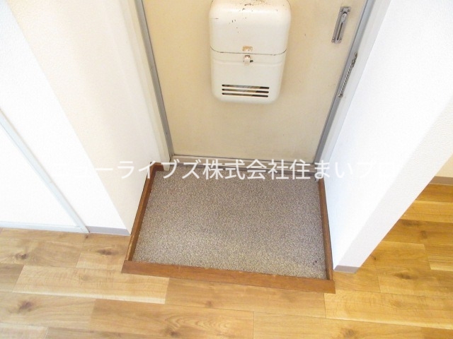 ケイオージェイフラッツの玄関写真