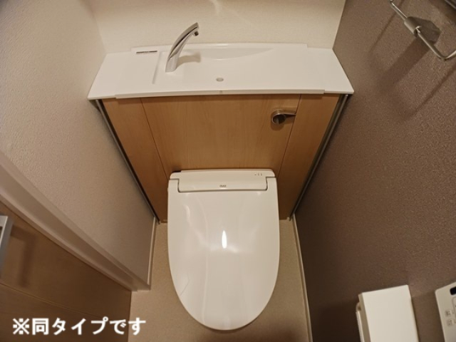 トイレ　温水洗浄便座付きのトイレです♪