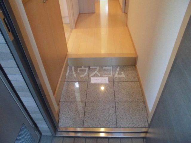 ＪＲ東海道本線 静岡駅 バス乗車時間：18分 最寄りバス停で下車 徒歩3分 4階建 築12年の玄関写真