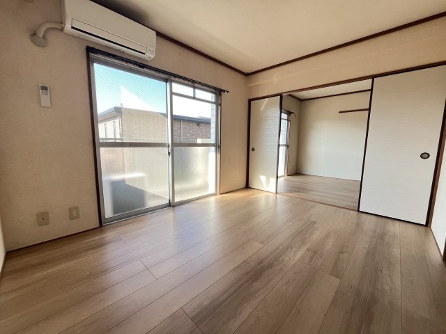 居室・リビング　別号室の内装写真になります。