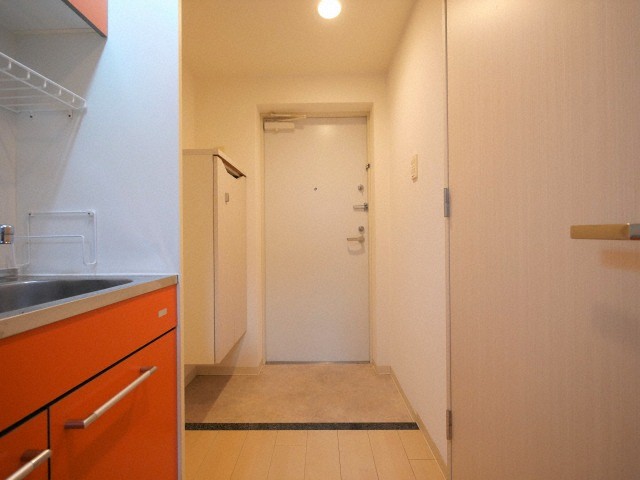 玄関　イメージとして同マンション他部屋を表示しています