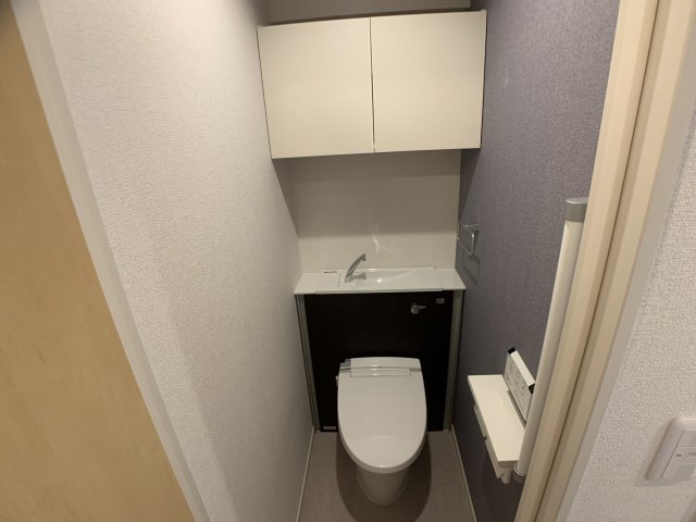 トイレ　温水洗浄便座付きのトイレです♪