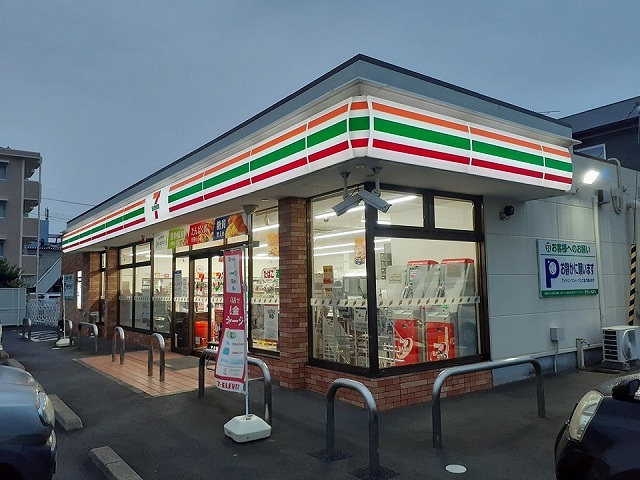 コンビニ　セブンイレブン浜松曳馬6丁目店（コンビニ）まで703m