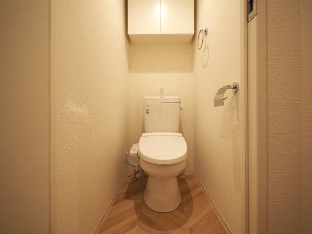 トイレ　落ち着いた色調のトイレです