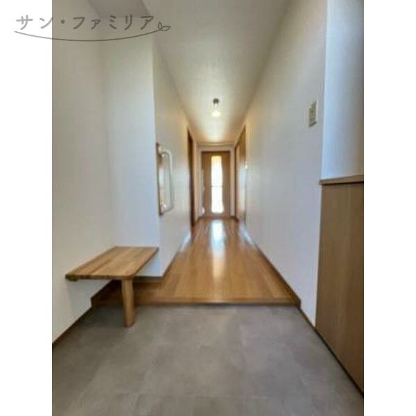 玄関　同一物件別部屋写真