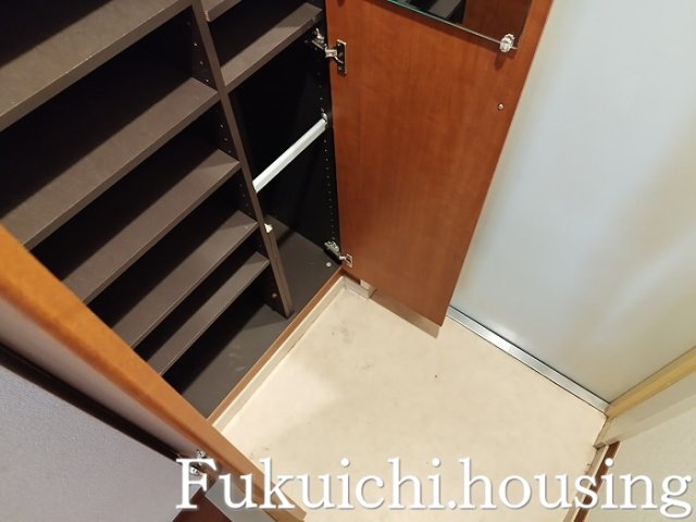 小田急線 豪徳寺駅 徒歩12分 3階建 築18年の玄関写真