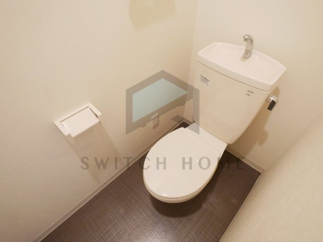 トイレ　落ち着いた色調のトイレです