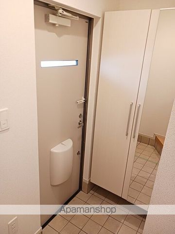東急田園都市線 溝の口駅 バス乗車時間：9分 最寄りバス停で下車 徒歩7分 3階建 築13年の玄関写真