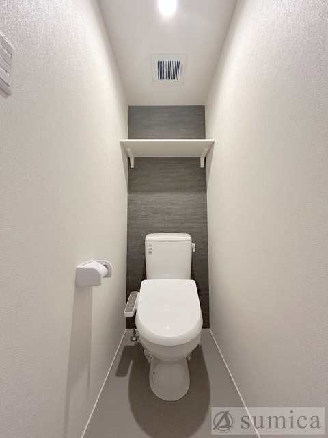 トイレ　人気アイテムの温水洗浄便座。清潔感のあるトイレです。