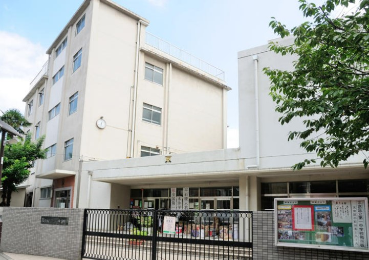 中学校　文京区立第一中学校（中学校）まで291m