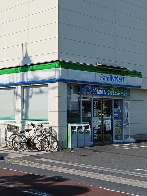 コンビニ　ファミリーマート（コンビニ）まで147m