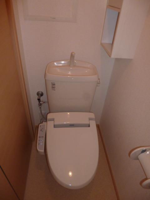 トイレ　★あったら嬉しいウォシュレット付き、棚も付いていて物が置け…