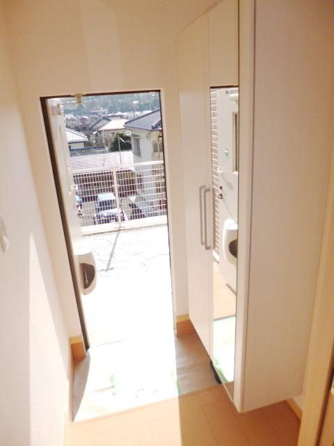 玄関　★下駄箱付きで玄関すっきり★