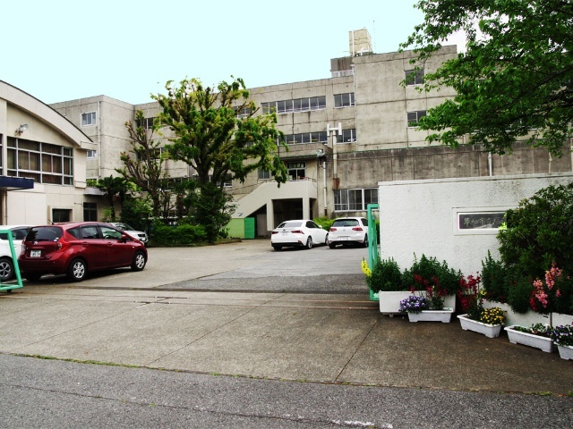 小学校　草加市立稲荷小学校（小学校）まで896m