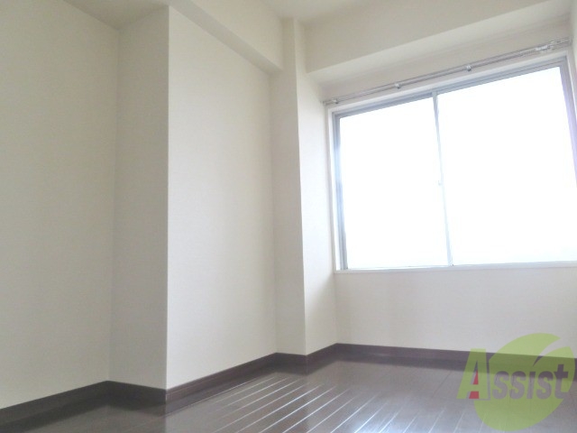 その他部屋・スペース　こちらは５帖の寝室です。シンプルで落ち着きのある寝室です。