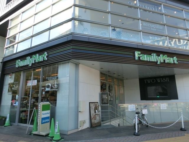 コンビニ　ファミリーマート（コンビニ）まで580m