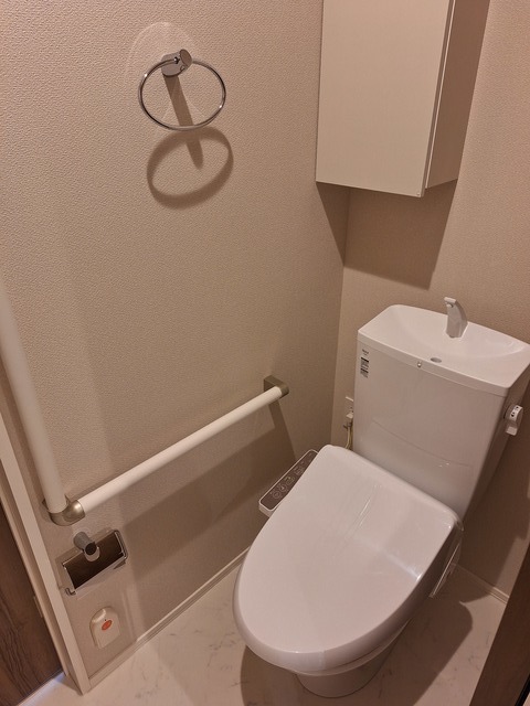 トイレ　トイレは洗浄暖房便座付き／緊急通報スイッチ